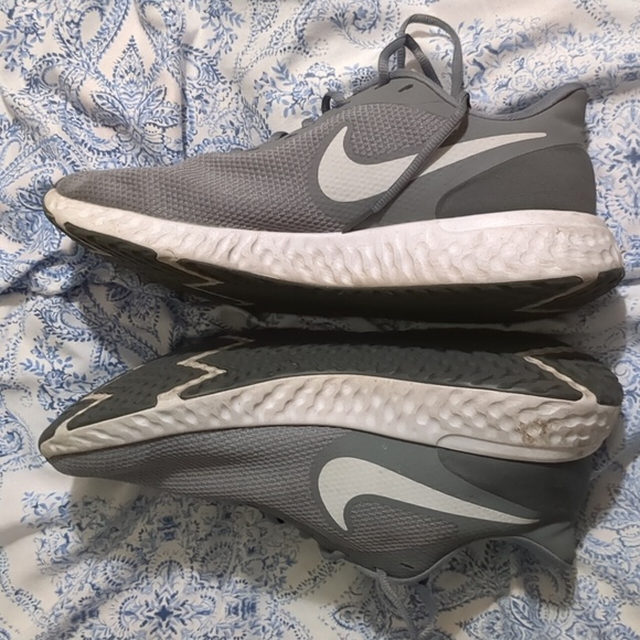 Nike Men's Revolution Shoe - Picture 3 of 7